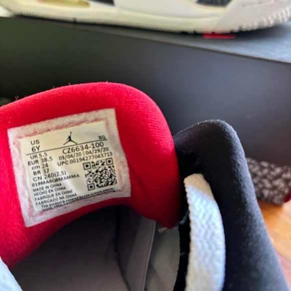 Air Jordan 3 Retro Denim SE 'Fire Red' CZ6634-100. Size 6 youth - 7 women’s - Picture 9 of 9